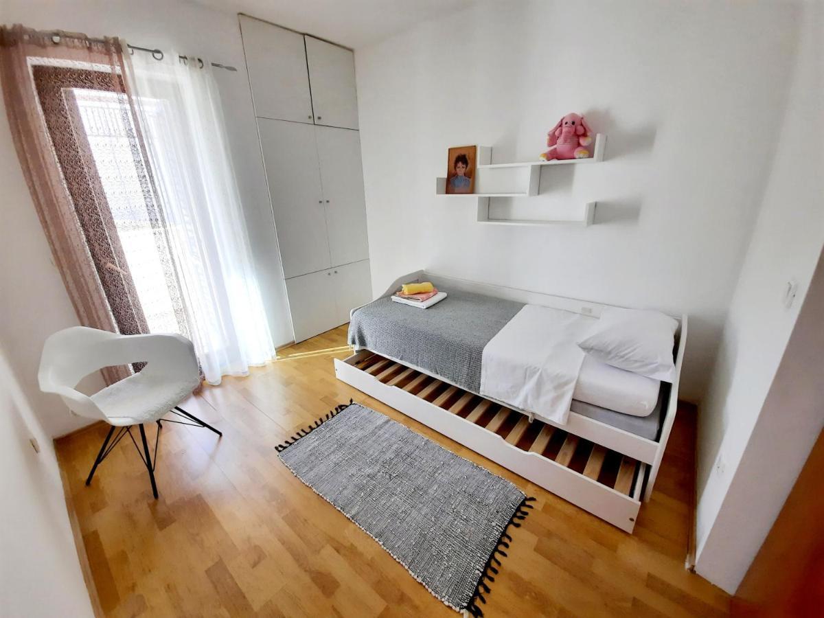 Lovely 3-Bedroom Apartment With Breathtaking View Dugi Rat Exteriér fotografie