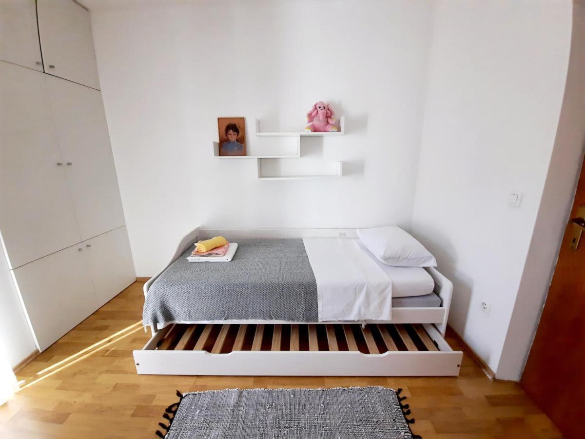 Lovely 3-Bedroom Apartment With Breathtaking View Dugi Rat Exteriér fotografie