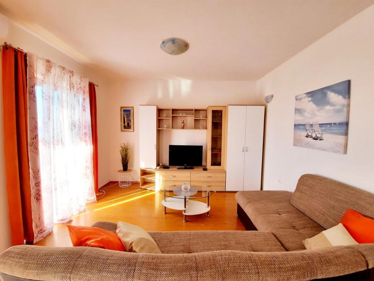Lovely 3-Bedroom Apartment With Breathtaking View Dugi Rat Exteriér fotografie