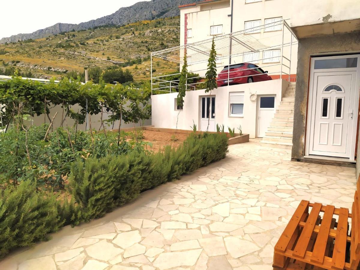 Lovely 3-Bedroom Apartment With Breathtaking View Dugi Rat Exteriér fotografie