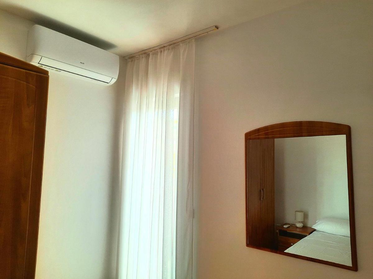 Lovely 3-Bedroom Apartment With Breathtaking View Dugi Rat Exteriér fotografie